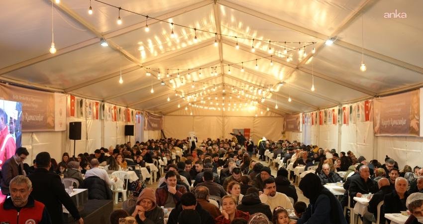 Maltepe Cumhuriyet Meydanı, ramazan ayının üçüncü gününde de birlik ve