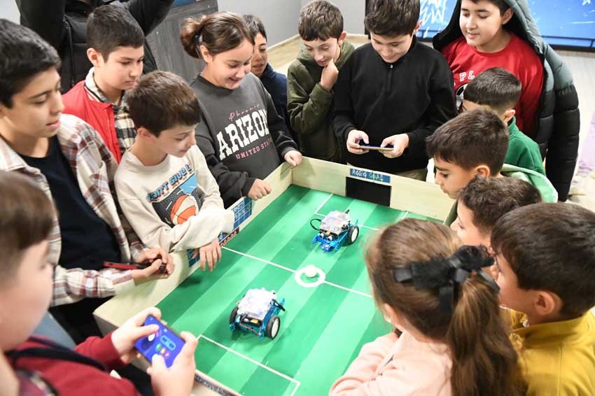 Mamak Belediyesi çocukları TÜBİTAK iş birliğiyle bilimle buluşturuyor Mamak Belediyesi’nin TÜBİTAK iş birliğiyle düzenlediği bilim atölyeleri ve söyleşiler,