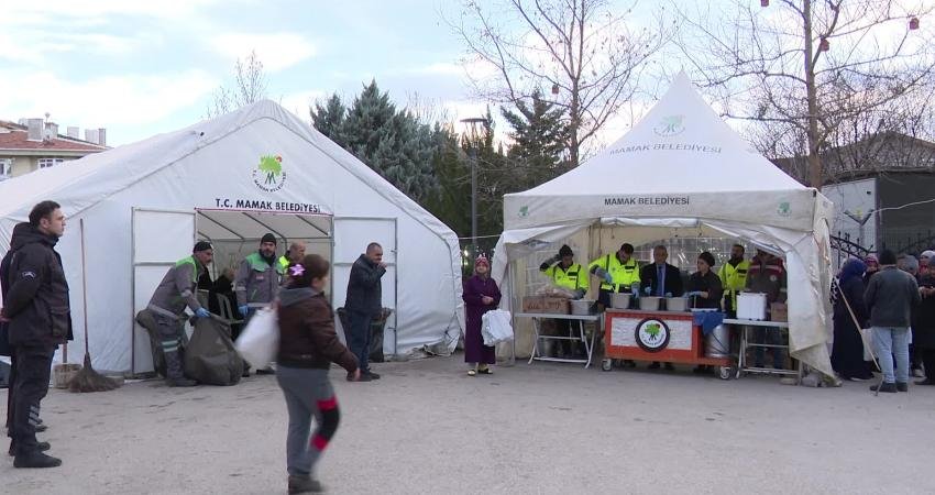 Mamaklılar iftar çadırı kuyruğunda: “Dürüst olmak gerekirse, Mansur Yavaş’ın verdiği yardımlar olmasaydı şu an aç geziyorduk” Ramazan ayının ikinci gününde Ankara’da Mamak Belediyesi tarafından kurulan iftar