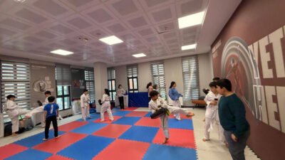 Mamak Belediyesi Altınevler Gençlik Merkezi’nde eğitim alan taekwondo kursiyerleri, 8