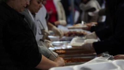 Manavgat Belediyesi’nin Sarılar Mahallesi’nde kurduğu iftar sofrası, binlerce vatandaşı bir