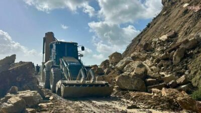 Manavgat Belediyesi, kentte etkili olan yağışların ardından Külcüler-Saraçlı arası, Karavca yolu