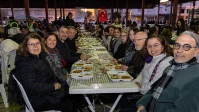 Manavgat Belediyesi, ramazan ayı dolayısıyla kentin farklı noktalarında düzenlediği iftar