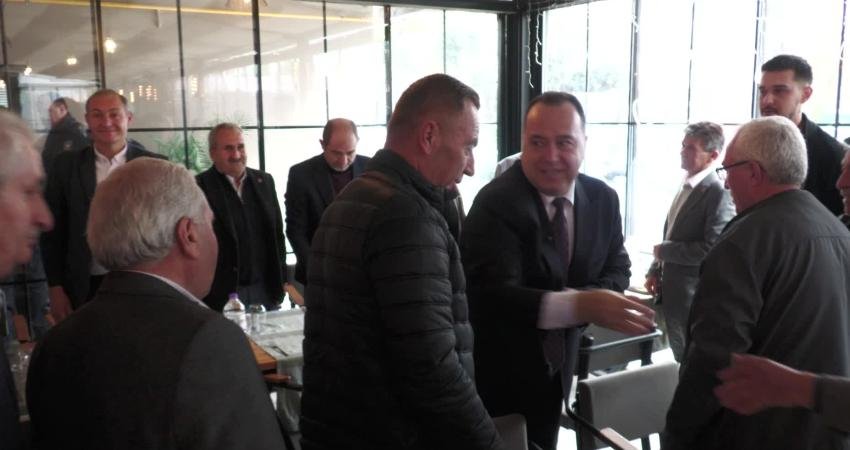 Manisa Büyükşehir Belediye Başkanı Dutlulu: “Akhisar’ın ne sorunu varsa çözmek için tüm gayretimizle çalışacağız” Manisa Büyükşehir Belediye Başkanı Besim Dutlulu, Akhisar’da mahalle muhtarları ve