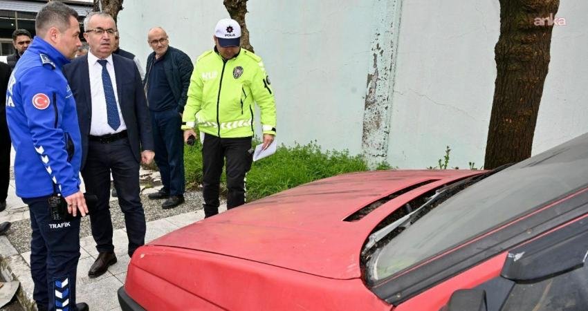 Manisa Büyükşehir Belediyesi sahipsiz ve hurda araçları kaldırıyor Manisa Büyükşehir Belediyesi, kent genelinde görüntü kirliliği oluşturan, trafik akışını