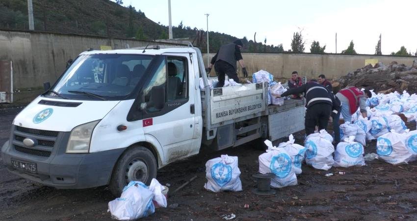 Manisa Büyükşehir Belediyesi’nden ihtiyaç sahiplerine yakacak desteği Manisa Büyükşehir Belediyesi, budama çalışmalarından elde edilen odunları yakacağa dönüştürerek