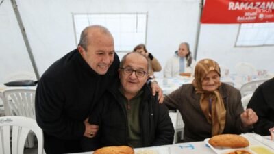 Yunusemre Belediyesi'nce 100’üncü Yıl Meydanı’nda iftar programı düzenlendi. Programa Yunusemre Belediye