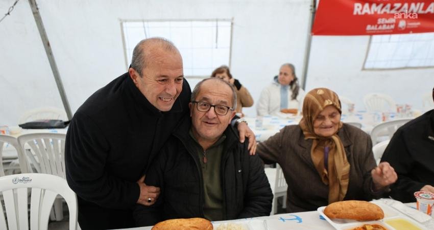 Manisa Yunusemre’de 100’üncü Yıl Meydanı’nda iftar sofrası kuruldu Yunusemre Belediyesi'nce 100’üncü Yıl Meydanı’nda iftar programı düzenlendi. Programa Yunusemre Belediye