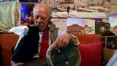 Mardin'de yaşayan 76 yaşındaki cümbüş sanatçısı Sebahattin Onar, müziği ofisinde