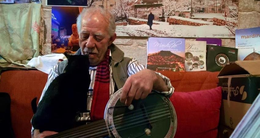 Mardin'de yaşayan 76 yaşındaki cümbüş sanatçısı Sebahattin Onar, müziği ofisinde