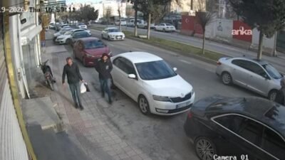 Mardin'de yol kenarında yürüyen kadın öğretmenin cipin çarpması sonucu yaralandığı