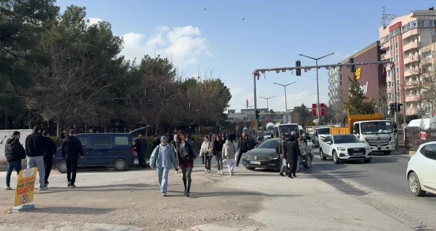 Mardinliler ramazan alışverişinde pahalılıktan yakındı: İki parça erzak alsan para bitiyor Ramazan ayı alışverişi için Mardin’de çarşı ve pazarlarda hareketlilik artarken,