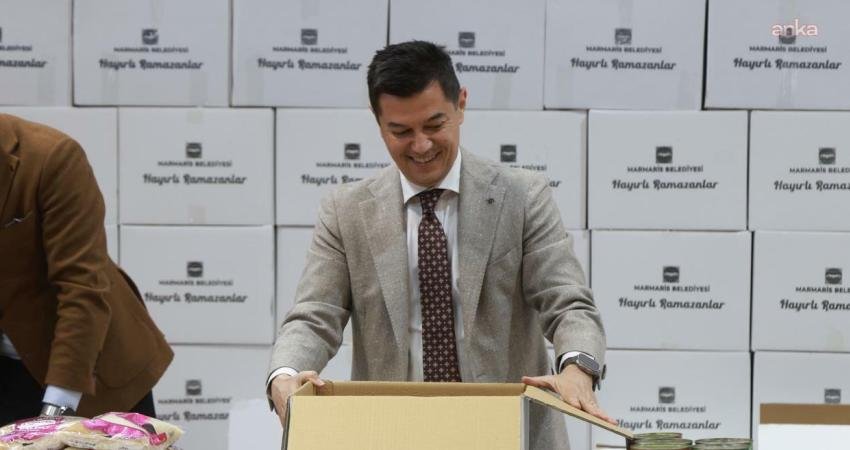 Marmaris Belediye Başkanı Ünlü: “Ülkemizde yardımlara ihtiyaç duyulmayan günlerin gelmesini temenni ediyorum” Marmaris Belediye Başkanı Acar Ünlü, ramazan erzak kolilerinin paketleme sürecine