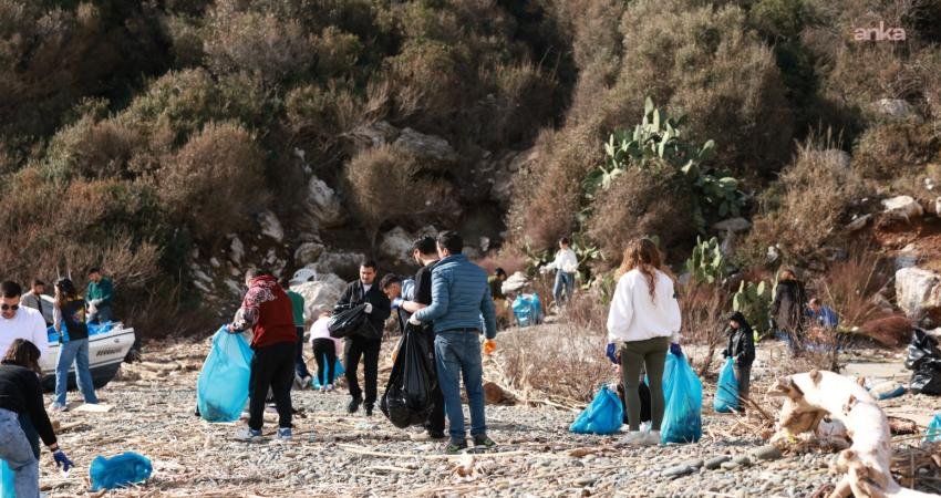 Marmaris’te gençler, fırtınanın kıyıya sürüklediği atıkları topladı Marmaris Belediyesi, Sosyal Gençlik Masası (SOGEM) ve Muğla Gençlik Meclisi