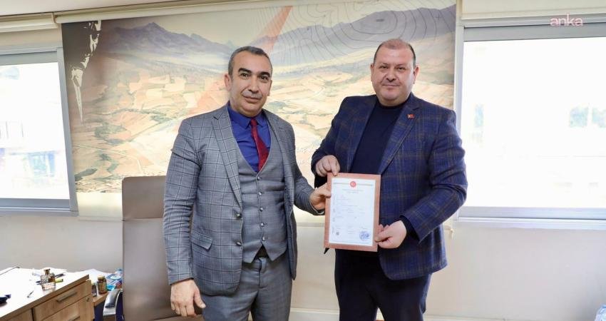 Menderes Belediyesi, belediye binasının bulunduğu alandaki Ziraat Bankası’na ait iş