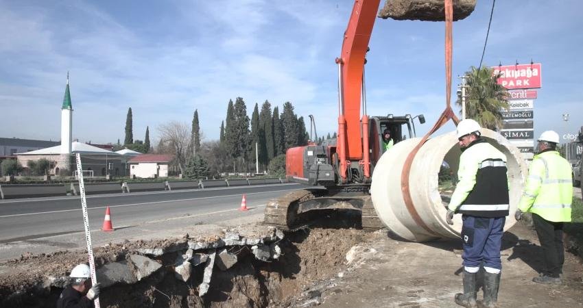 Menemen Türkelli’de yağışlı havalarda sürücüler ve yayalar için risk oluşturan