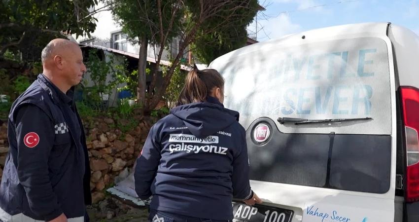 Mersin Büyükşehir Belediyesi, 13 ilçede bakıma ihtiyaç duyan vatandaşlara desteğini sürdürüyor Mersin Büyükşehir Belediyesi, Sağlık İşleri Dairesi Başkanlığı koordinesinde yürüttüğü "Evde