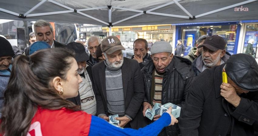 Mersin Büyükşehir Belediyesi, 15 bin kandil simidini vatandaşlarla buluşturdu Mersin Büyükşehir Belediyesi, Berat Kandili dolayısıyla 13 ilçede, 33’ü cami