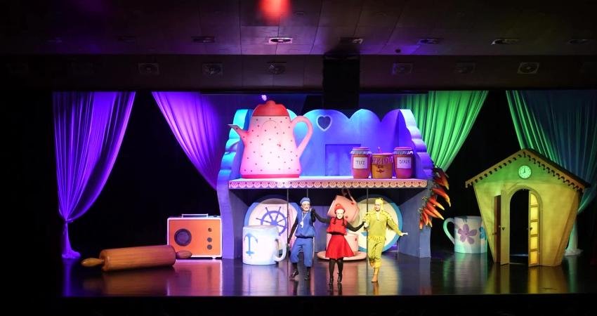 Mersin Büyükşehir Belediyesi Şehir Tiyatrosu, 50 bin çocuğu tiyatro ile buluşturdu Mersin Büyükşehir Belediyesi Şehir Tiyatrosu, "Bisküvi Adam" oyunu ve "Tiyatro