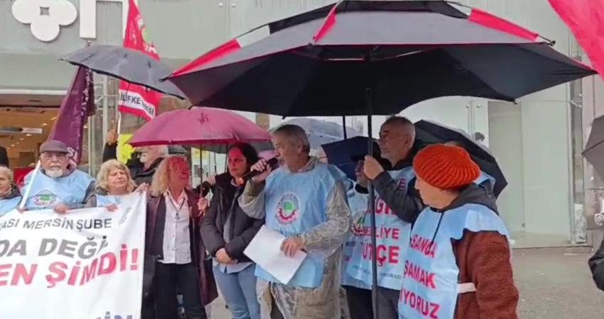 Mersin’de emekliler yağmura rağmen sokaklara çıktı: Sabredecek halimiz, dayanacak takatimiz kalmadı Mersin’de emekliler, yoğun yağışın altında eylem yaptı. 2021 Tüm Emekliler