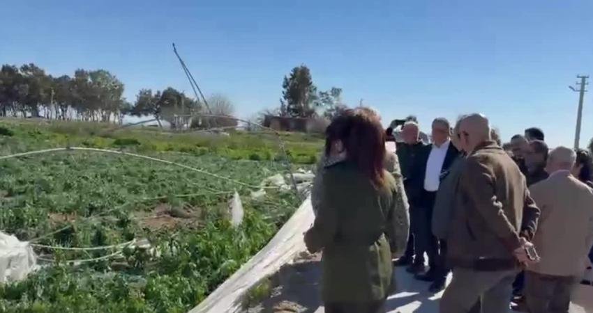 Mersin’in Akdeniz ilçesinde fırtına ve selden zarar gören örtüaltı üreticileri,