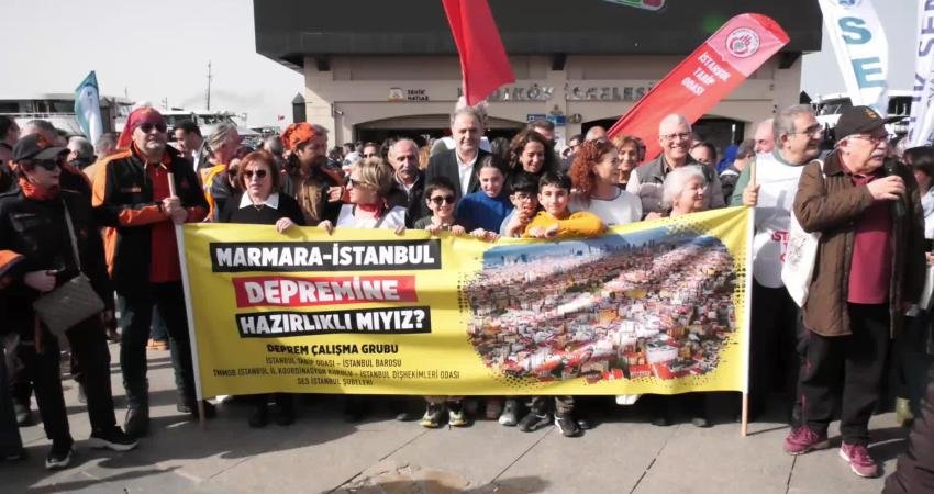 Meslek örgütlerinden “Marmara depremi” uyarısı: “Alınması gereken önlemlerin sorumluluğu asgari ücretliye, emekliye yüklenmiştir” Çok sayıda meslek örgütü tarafından Kadıköy İskelesi önünde “Marmara-İstanbul depremine