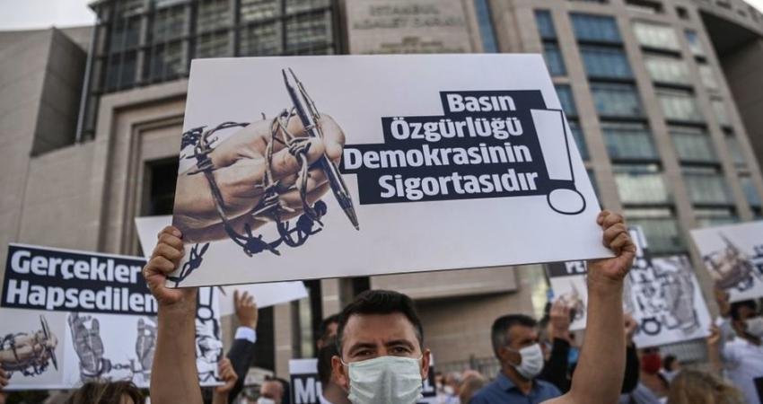 MFRR Raporu: Türkiye, basın özgürlüğünde 2025’te Avrupa Birliği’ne aday ülkeler arasında en fazla ihlal kaydedilen ülkelerden biri oldu. Avrupa’da basın özgürlüğü alanında faaliyet gösteren Medya Özgürlüğü Acil Müdahale