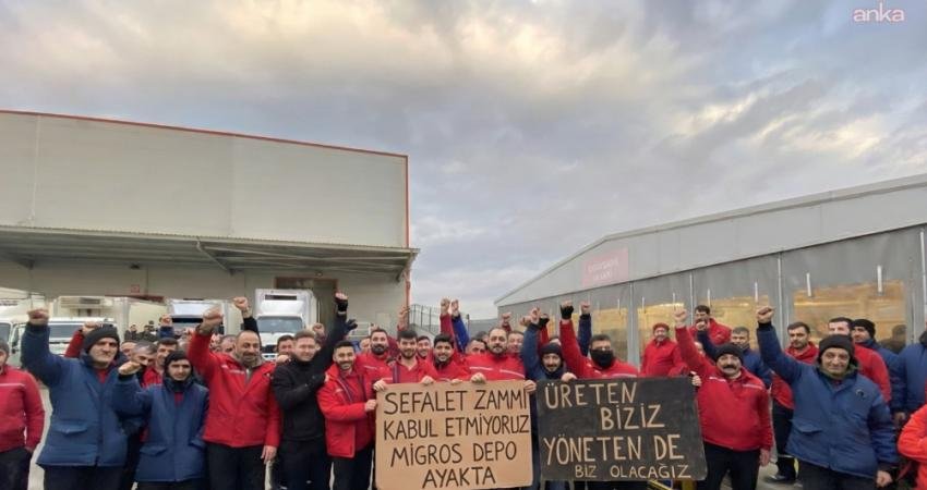 Migros depo işçilerinin hak arayışı olumlu sonuçlandı… Migros: “Çalışanların hak ve talepleri çerçevesinde çözümlenmemiş hiçbir konu kalmamıştır” Migros, iş akitlerini feshettiği depo çalışanlarıyla yürütülen görüşmelerin uzlaşmayla sonuçlandığını