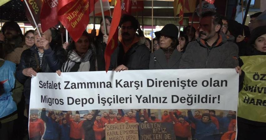 Migros işçilerine destek için Ankara’da boykot çağrısı: Depo işçisinin sesini ve taleplerini yükseltin Migros depo işçilerinin yüzde 50 zam talebine destek amacıyla düzenlenen