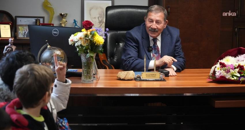 Milas Belediye Başkanı Topuz, anaokulu öğrencilerini ağırladı Milas Belediye Başkanı Fevzi Topuz, Havva Ersoy Anaokulu öğrencilerini makamında