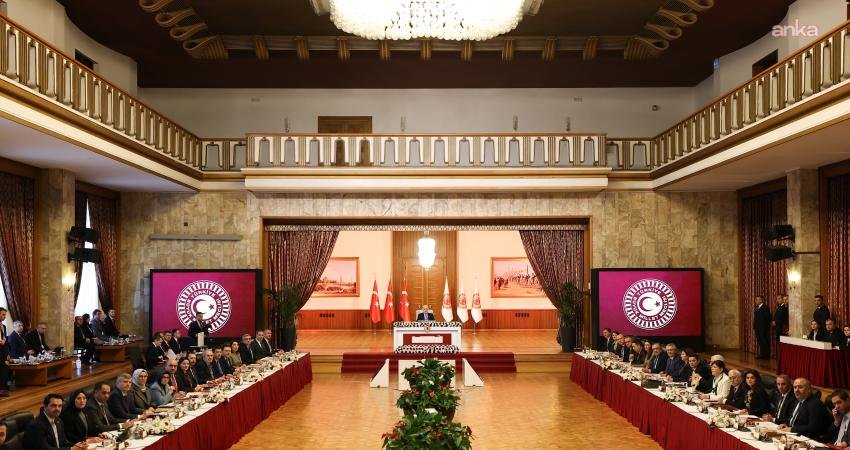 Milli Dayanışma, Kardeşlik ve Demokrasi Komisyonu son kez toplandı… HÜDA PAR Genel Başkanı Yapıcıoğlu, şerh düştükleri konulara değindi TBMM’de Milli Dayanışma, Kardeşlik ve Demokrasi Komisyonu’nun son toplantısında konuşan