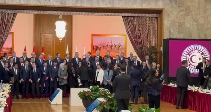 Milli Dayanışma, Kardeşlik ve Demokrasi Komisyonu’nda ortak rapor kabul edildi: 47 evet, 2 ret, 1 çekimser Milli Dayanışma Kardeşlik ve Demokrasi Komisyonu’nda ortak rapor 47 evet,