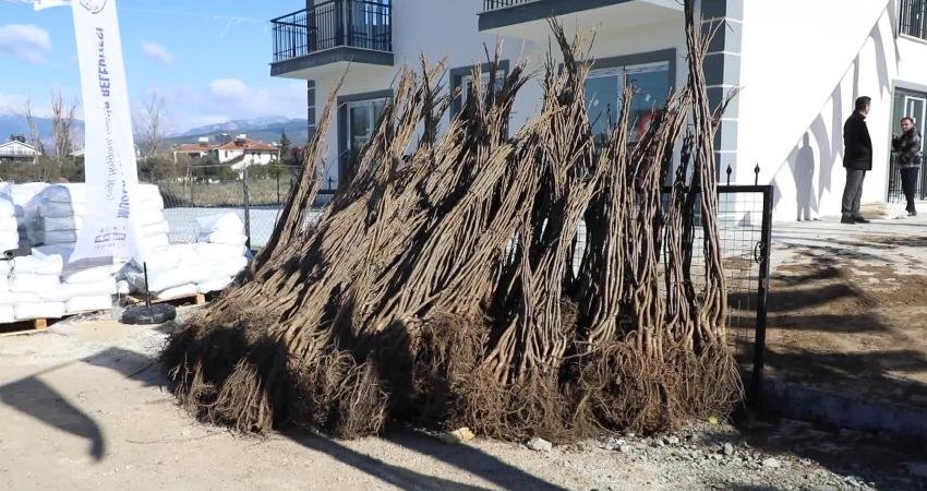 Muğla Büyükşehir Belediye Başkanı Aras: “Kırsalda üretim varsa, kentte bereket vardır” Muğla Büyükşehir Belediyesi, tarım ve hayvancılığa yönelik destekler kapsamında Seydikemer’de