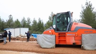 Muğla Büyükşehir Belediyesi, Akçaova’da yol çalışmalarına devam ediyor Muğla Büyükşehir Belediyesi, Menteşe Akçaova Mahallesi’nde hayvan barınağı ve TOKİ