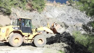 Muğla Büyükşehir Belediyesi ekipleri, yoğun yağış nedeniyle Seydikemer ilçesi Bağlıağaç