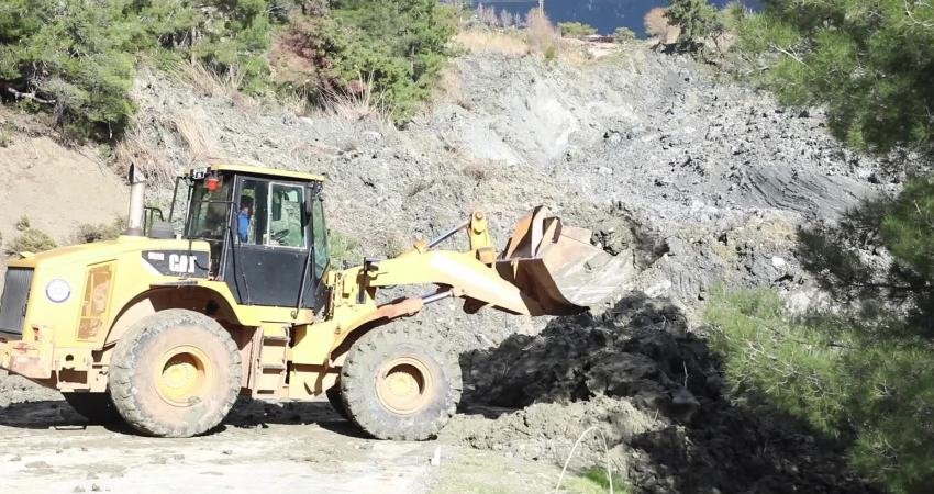 Muğla Büyükşehir Belediyesi ekipleri, yoğun yağış nedeniyle Seydikemer ilçesi Bağlıağaç