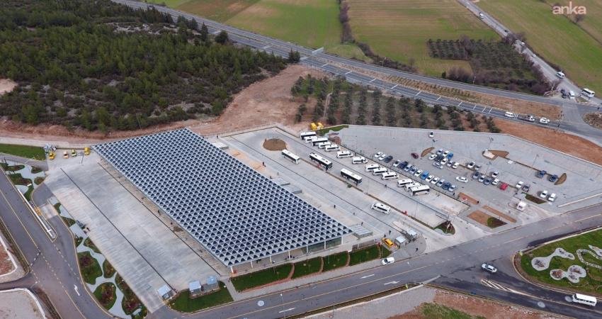 Muğla Büyükşehir Belediyesi, Bodrum Şehirlerarası Terminal Binası’nda güneş panellerini yenilerken;