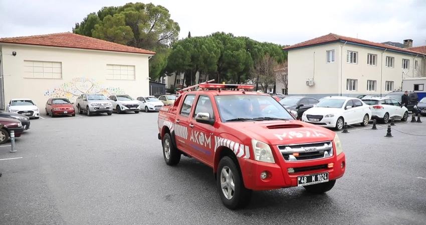 Muğla Büyükşehir Belediyesi’nden afetlere hazırlık için deprem tatbikatı Muğla Büyükşehir Belediyesi, afetlere hazırlık çalışmaları kapsamında hizmet binalarında hem risk