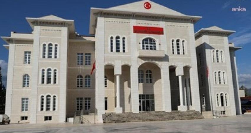 "Rüşvet" soruşturması kapsamında gözaltına alınan Seydikemer Kaymakamı Mustafa Dilekli'nin koruma polisi