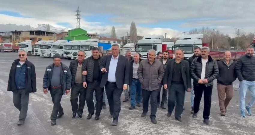 Niğdeli TIR şoförü Süleyman Altun: “Üzerimizdeki vergi yükünün altından kalkmamız mümkün değil” CHP Niğde Milletvekili Ömer Fethi Gürer’in sorunlarını dinlediği Borlu TIR