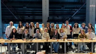 Nilüfer Belediyesi’nin Pancar Deposu’nda düzenlediği Aromaterapi Doğal Parfüm Atölyesi'ne katılanlar,