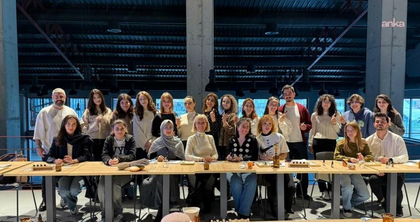 Nilüfer’de Aromaterapi ve Doğal Parfüm Atölyesi ile kokuların dünyasına yolculuk Nilüfer Belediyesi’nin Pancar Deposu’nda düzenlediği Aromaterapi Doğal Parfüm Atölyesi'ne katılanlar,