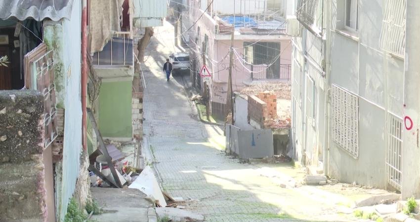 Onat Tüneli’nde tahliye süreci uzlaşı ile yürütülüyor… Hak sahiplerine çoklu seçenek İzmir Büyükşehir Belediyesi tarafından yürütülen Buca Onat Tüneli çalışmaları kapsamında