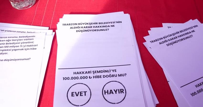 Ortahisar Belediye Başkanı Kaya, Trabzon Büyüşehir Belediyesi’nin Hakkari Şemdinli’ye spor salonu projesiyle ilgili kurulan referandum standını ziyaret etti Ortahisar Belediye Başkanı Ahmet Kaya, Trabzon Büyükşehir Belediyesi'nin Hakkari'nin Şemdinli