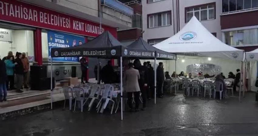 Ortahisar Belediyesi, vatandaşları Kent Lokantaları'nda ve mahallelerde düzenlediği iftar programlarında