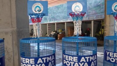 Ortahisar’da “Yere Atma, Potaya At” projesiyle çocuklara geri dönüşüm bilinci aşılanıyor Ortahisar Belediyesi, çocuklara sıfır atık bilinci kazandırmak ve geri dönüşümü