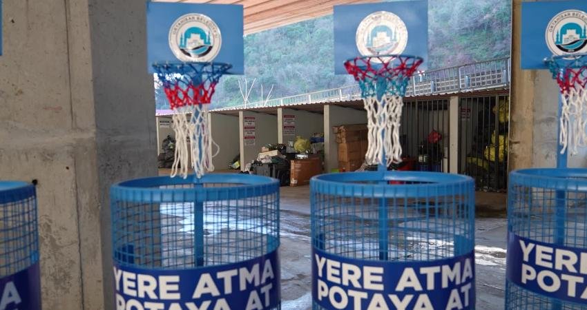 Ortahisar’da “Yere Atma, Potaya At” projesiyle çocuklara geri dönüşüm bilinci aşılanıyor Ortahisar Belediyesi, çocuklara sıfır atık bilinci kazandırmak ve geri dönüşümü