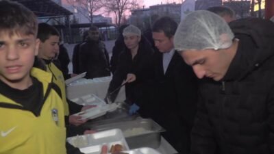 Osmangazi Belediye Başkanı Erkan Aydın, Panayır Mahallesi’nde kurulan iftar sofrasında