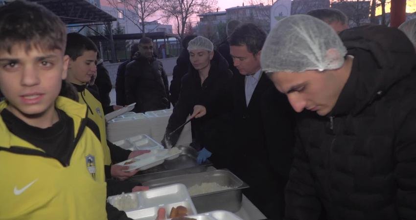 Osmangazi Belediye Başkanı Aydın, Panayır’da kurulan iftar sofrasında vatandaşlarla buluştu Osmangazi Belediye Başkanı Erkan Aydın, Panayır Mahallesi’nde kurulan iftar sofrasında