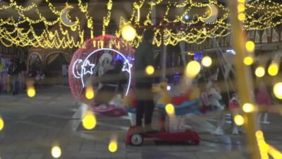 Osmangazi Belediye Başkanı Erkan Aydın, meydanda kurulan 'Ramazan Sokağı'nda vatandaşlarla